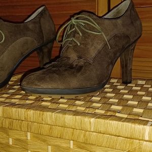 Tahari TA-Temple Brown Suede Fringed Lug Soled Heel Size 9.5